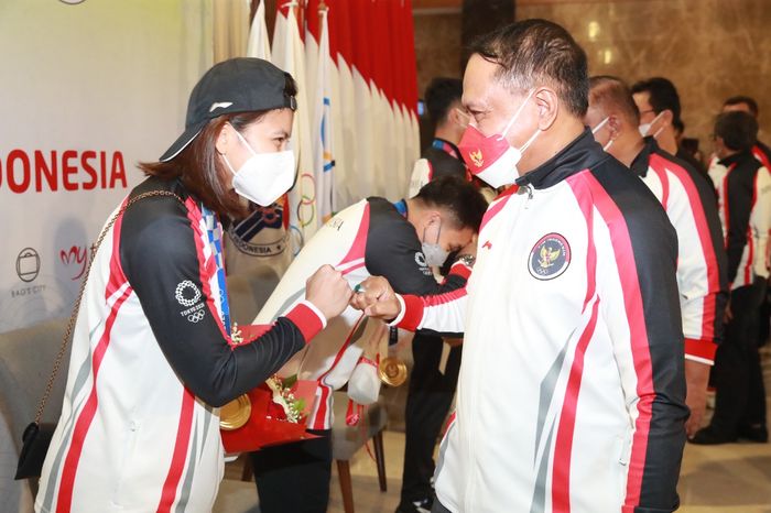 Menteri Pemuda dan Olahraga Republik Indonesia (Menpora RI) Zainudin Amali menyambut kedatangan peraih medali emas ganda putri Indonesia Greysia Polii/Apriyani Rahayu bersama rombongan atlet lainnya usai mengikuti Olimpiade Tokyo 2020 di VIP Terminal 3, Bandara Soekarno &ndash; Hatta, Jakarta, Kamis (5/8)