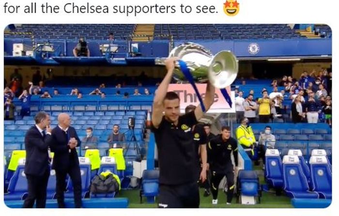 Kapten Chelsea, Cesar Azpilicueta, memamerkan trofi Liga Champions ke publik Stamford Bridge sebelum The Blues berhadapan dengan Tottenham Hotspur dalam sebuah laga uji coba pramusim.