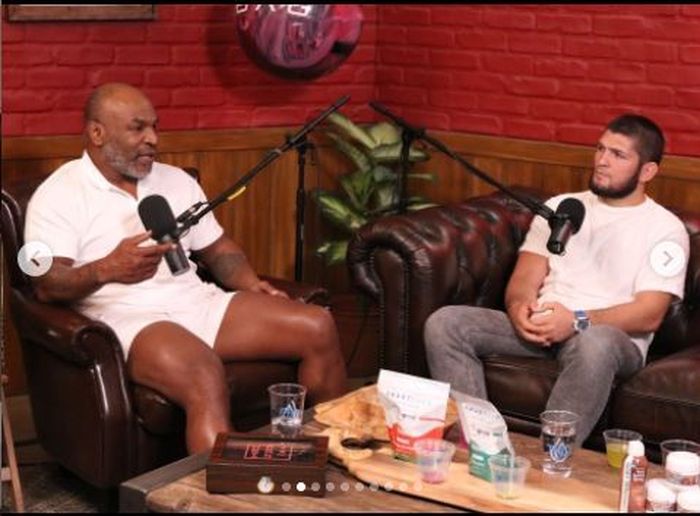 Mike Tyson (kiri) dan Khabib Nurmagomedov (kanan) ketika kedua bertemu untuk ngobrol seputar kehidupan di podcast Hotboxin' With Mike Tyson yang ditayangkan melalui Youtube.