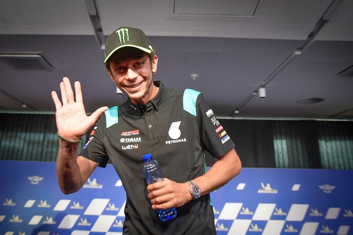 Pembalap Petronas Yamaha SRT, Valentino Rossi, melambaikan tangan di sela konferesi pers menjelang MotoGP Styria, Kamis (5/8/2021).
