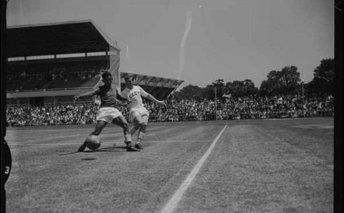Aksi Ramang dan timnas Indonesia melawan Uni Soviet di Olimpiade 1956.