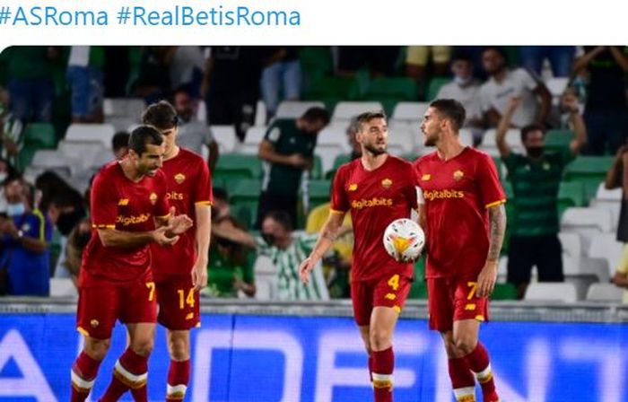Ekspresi para pemain AS Roma setelah dibobol Real Betis dalam laga uji coba di Stadion Benito Villamarin, Sabtu (7/8/2021).