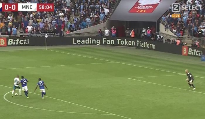 Winger Manchester City, RIyad Mahrez, melepaskan tendangan kaki kiri dalam laga Community Shield kontra Leicester City di Stadion Wembley, Sabtu (7/8/2021).
