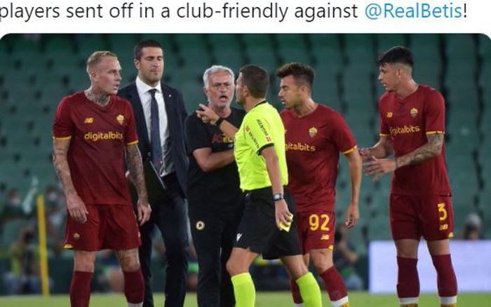 Pelatih AS Roma, Jose Mourinho, mengamuk dalam laga uji coba kontra Real Betis di Stadion Benito Villamarin, Sabtu (7/8/2021).
