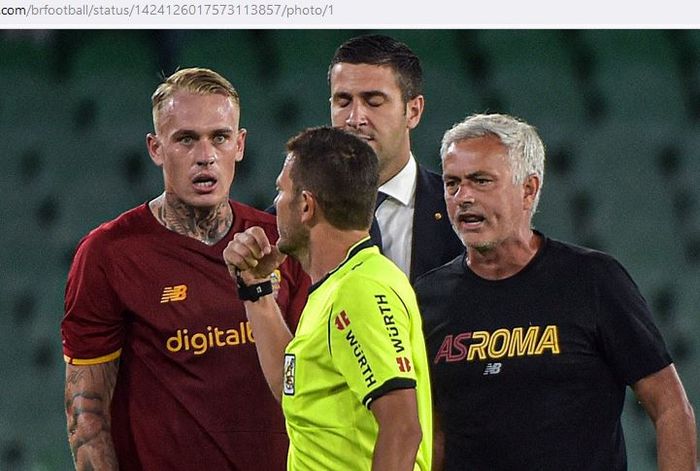 Pelatih AS Roma, Jose Mourinho, mengamuk dalam laga uji coba kontra Real Betis di Stadion Benito Villamarin, Sabtu (7/8/2021).