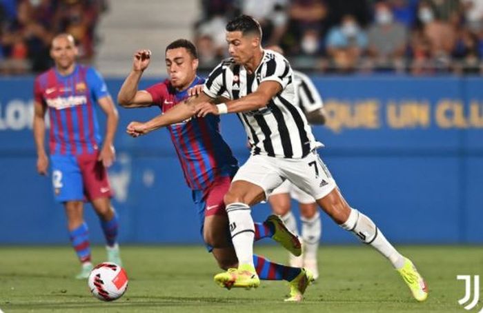 Megabintang Juventus, Cristiano Ronaldo, beraksi dalam laga Trofeo Joan Gamper kontra Barcelona di Stadion Johan Cruyff, Minggu (8/8/2021).