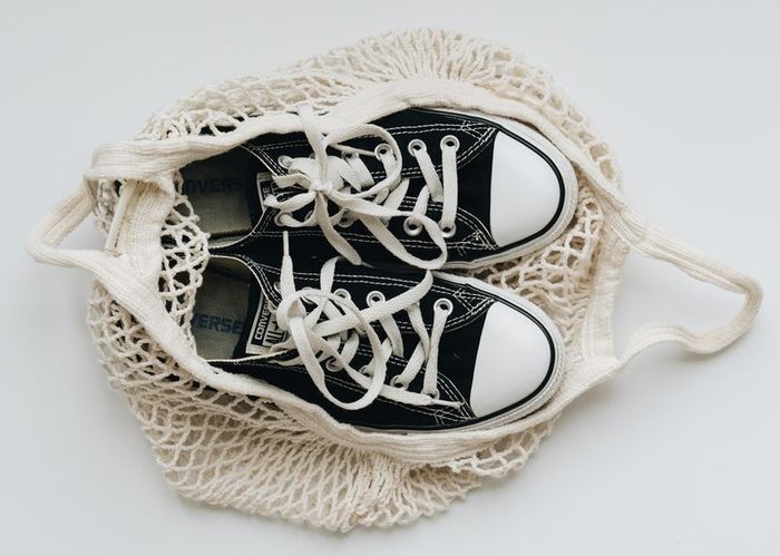 Mencuci sepatu dengan cara yang salah dapat membuat sepatu tidak awet.