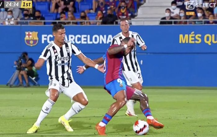 Megabintang Juventus, Cristiano Ronaldo, melanggar striker Barcelona, Memphis Depay, dalam laga Trofeo Joan Gamper di Stadion Johan Cruyff, Minggu (8/8/2021).