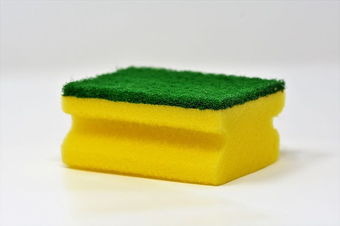 Terdapat perbedaan antara bagian hijau dan bagian kuning pada spons cuci.