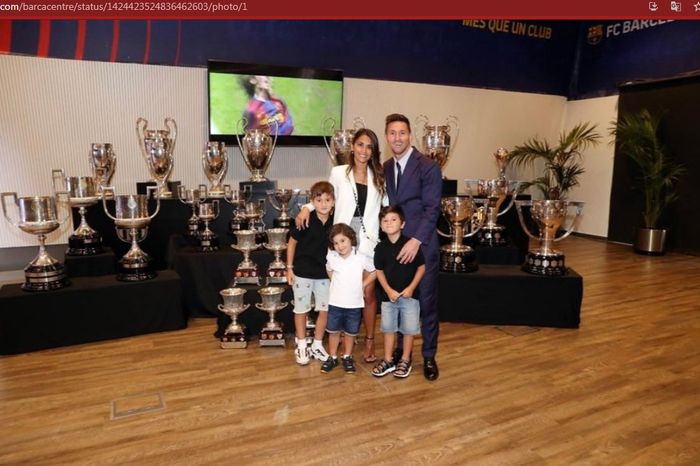 Lionel Messi berfoto bersama dengan istri, Antonela Roccuzzo, dan ketiga putranya.