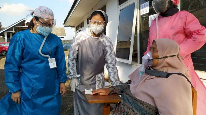 Dokter Tiwi dan pasiennya yang sedang diterapi uap.