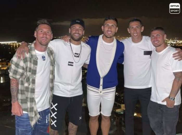 Lionel Messi berpose bersama Neymar, Leandro Paredes, Angel Di Maria, dan Marco Verratti.