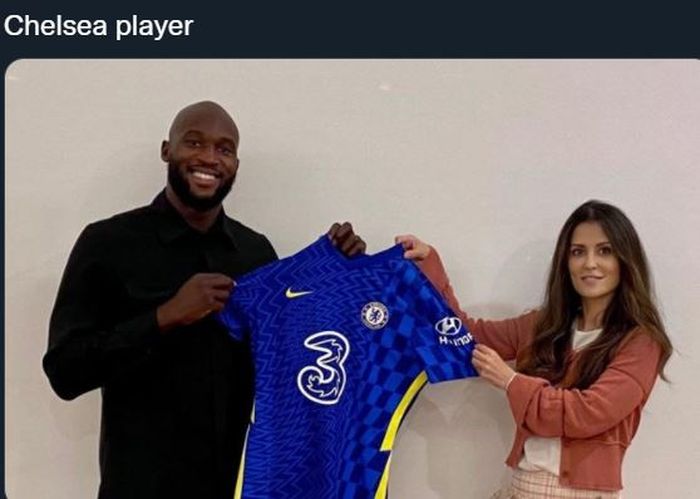 Romelu Lukaku berpose dengan seragam Chelsea bersama direktur klub, Martina Granovskaia.