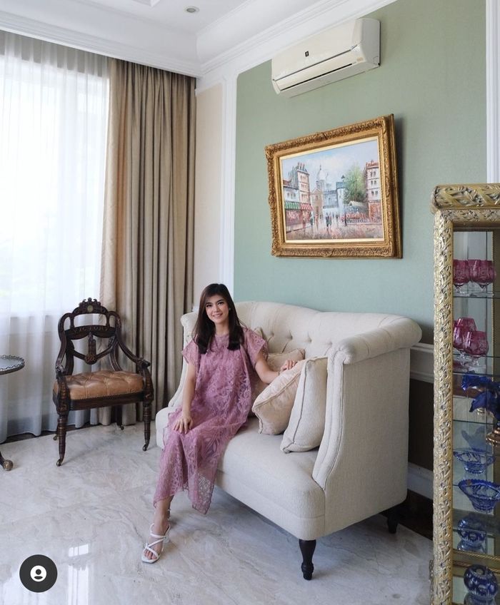 Sofa di rumah artis Raya Kohandi