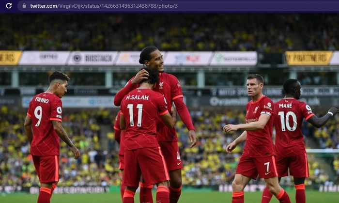 Bek Liverpool, Virgil van Dijk, memeluk Mohamed Salah dalam laga Liga Inggris 2021-2022 melawan Norwich City pada Sabtu  (14/8/2021) waktu setempat atau jelang tengah malam WIB.