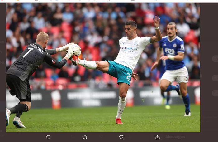 Aksi Ferran Torres dalam duel Manchester City lawan Leicester City di Community Shield 2021.