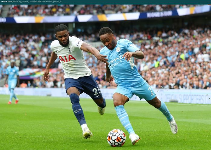 Momen duel Raheem Sterling dengan Japhet Tanganga dalam laga Manchester City kontra Tottenham Hotspur.