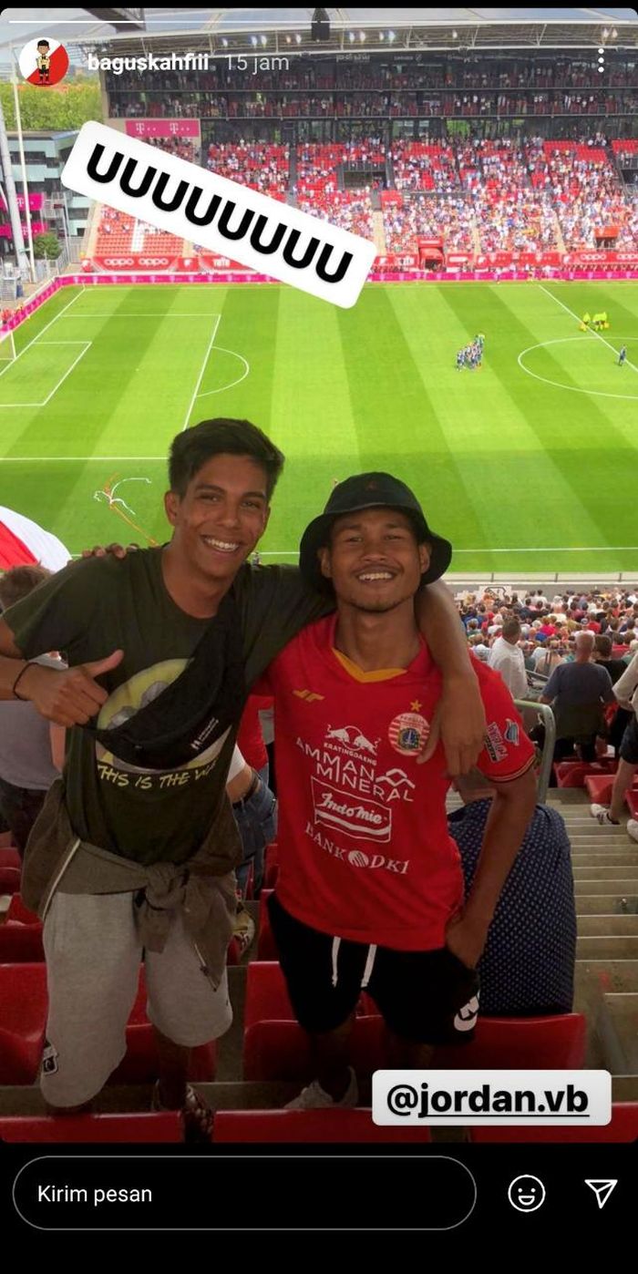 Bagus Kahfi nampak mengenakan jersey Persija Jakarta saat menyaksikan pertandingan pekan pertama Eredivisie musim 2021 yang mempertemukan FC Utrecht versus Sparta Rotterdam, 15 Agustus 2021.