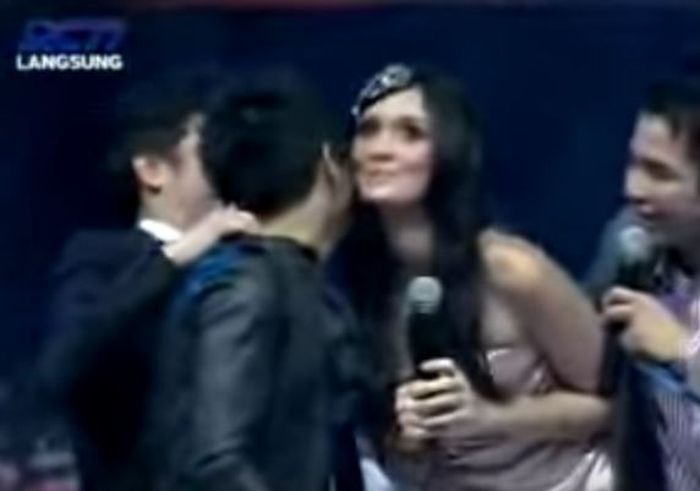 Luna Maya sodorkan pipinya ke Ariel NOAH
