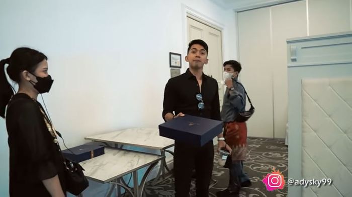 Ady Sky pamer box <a href='https://manado.tribunnews.com/tag/makanan' title='makanan'>makanan</a> yang tersaji di <a href='https://manado.tribunnews.com/tag/pengajian' title='pengajian'>pengajian</a> Leslar