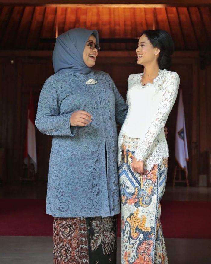 Kompak pakai kebaya dan kain batik ala Mutiara Baswedan dan sang mama, Fery Farhati.