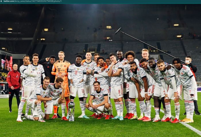 Para pemain Bayern Muenchen berpose bersama usai dinobatkan sebagai juara Piala Super Jerman 2021.