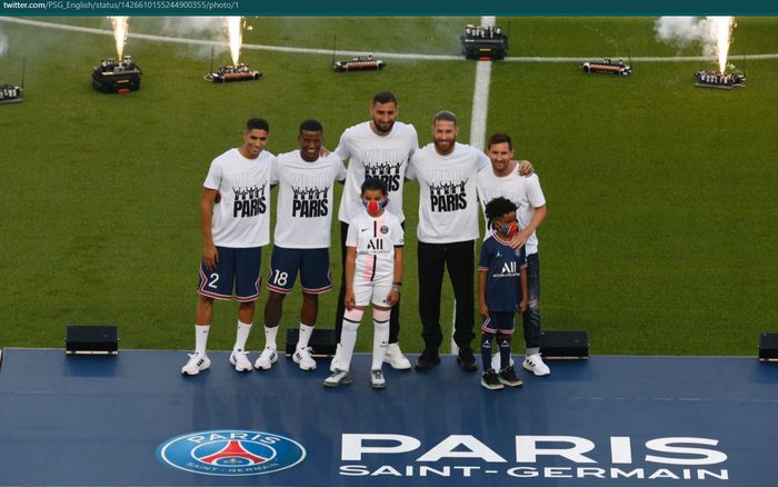 Para pemain baru Paris Saint-Germain (PSG) resmi diperkenalkan dihadapan para pendukung.