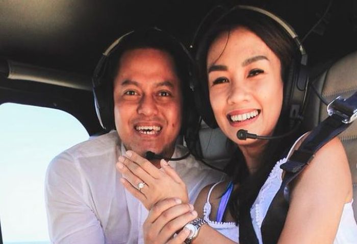 Melanie Putria dilamar di atas helikopter oleh Aldico Sapardan