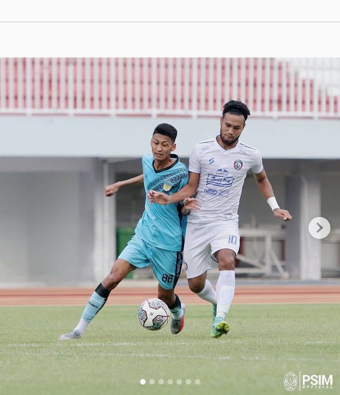Pemain Arema FC dan PSIM Jogja saat duel dalam laga uji coba yang berlangsung di Stadion Mandala Krida, Yogyakarta, Kamis (19/8/2021).