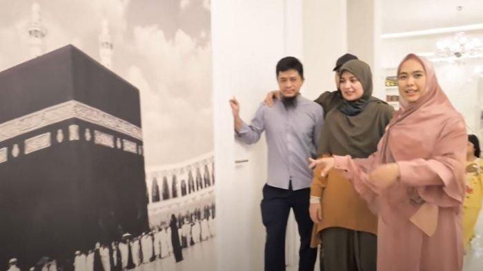 Ruang tamu di rumah Oki Setiana Dewi, dinding bergambarkan Kabah