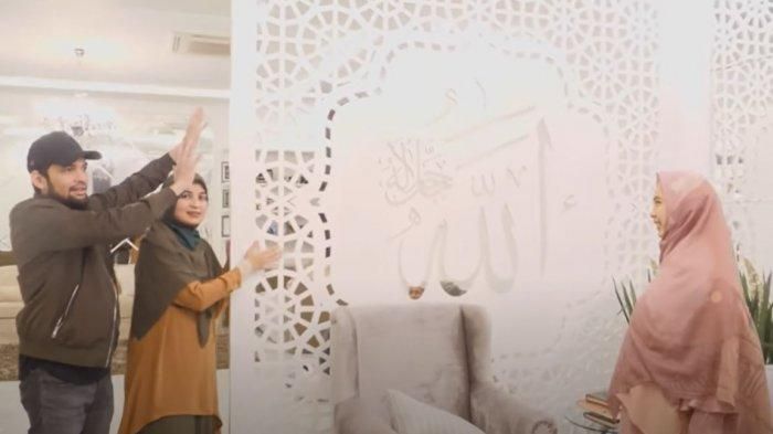 Sekat ruangan rumah Oki Setiana Dewi, dibuat khusus agar keranda muat keluar masuk