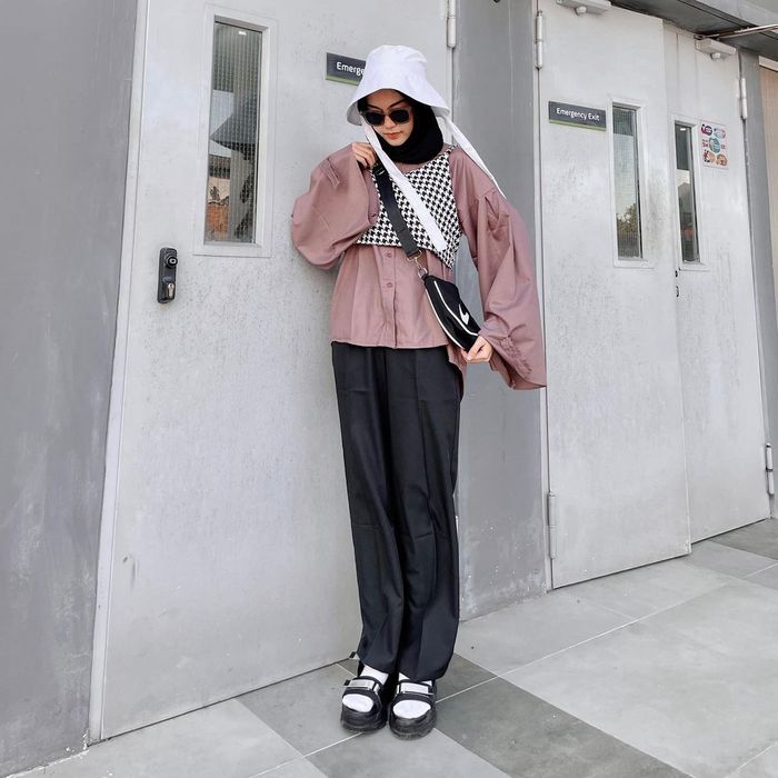 Inspirasi OOTD dengan Bucket Hat untuk 