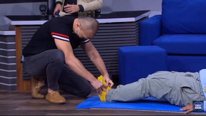 Bima Aryo mempraktikkan terapi 'kretek abal-abal'