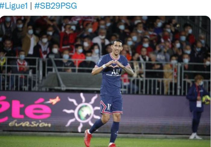 Penyerang Paris Saint-Germain, Angel Di Maria, merayakan gol ke gawang Brest dalam laga Liga Prancis di Stade Francis-Le Ble, Jumat (20/8/2021).