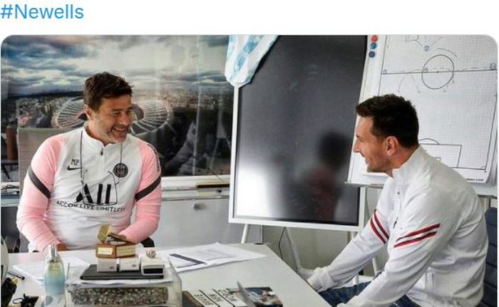 Pelatih Paris Saint-Germain, Mauricio Pochettino, berbincang dengan Lionel Messi.