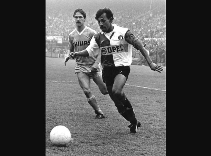 Simon Tahamata berduel dengan Berry van Aerle dalam laga Feyenoord versus PSV Eindhoven pada 10 Maret 1985.