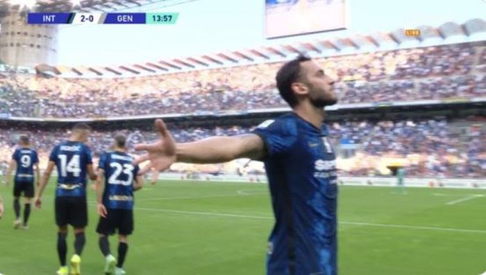 Gelandang Inter Milan, Hakan Calhanoglu, merayakan gol yang dicetak ke gawang Genoa dalam laga Liga Italia di Stadion Giuseppe Meazza, Sabtu (21/8/2021).