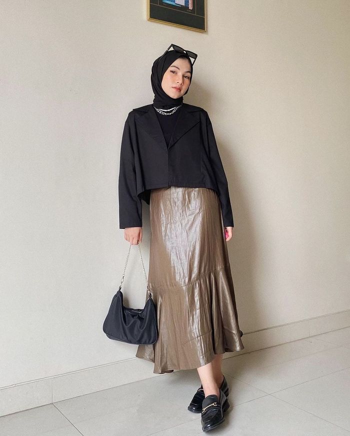 Ngetren, Ini 5 Inspirasi OOTD Hijab Pakai Rok Kulit Biar Makin Kece