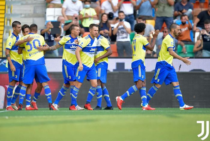 Para pemain Juventus merayakan gol Paulo Dybala dalam laga Liga Italia kontra Udinese di Stadion Dacia Arena, Minggu (22/8/2021).