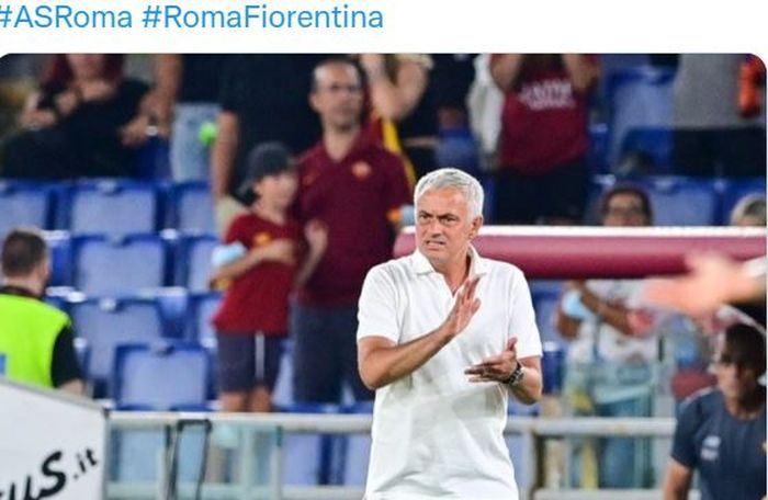 Ekspresi pelatih AS Roma, Jose Mourinho, dalam laga Liga Italia kontra Fiorentina di Stadion Olimpico, Minggu (22/8/2021).