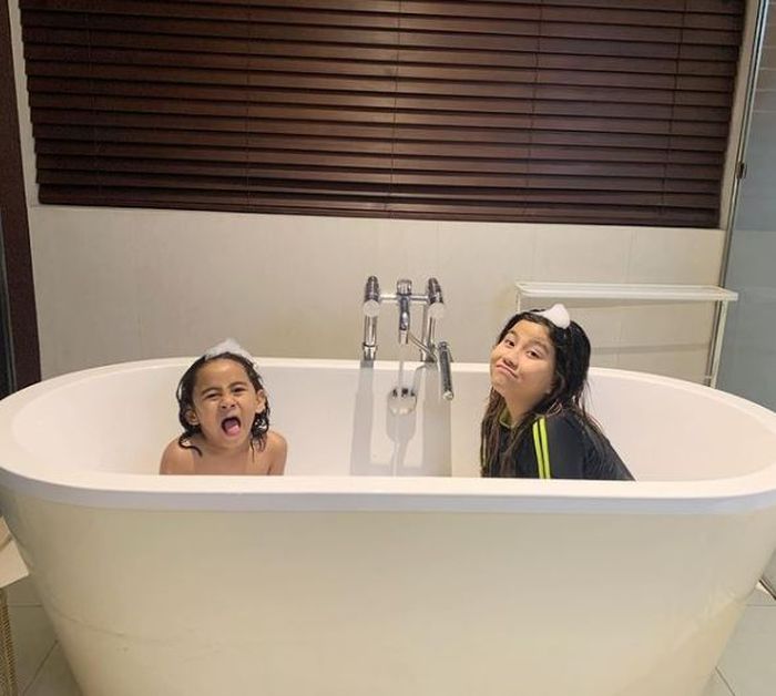 Kamar mandinya juga gak kalah mewah ya, guys!