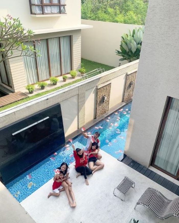 Penampakan kolam renang yang luas nan asri, bikin betah WFH, ya!