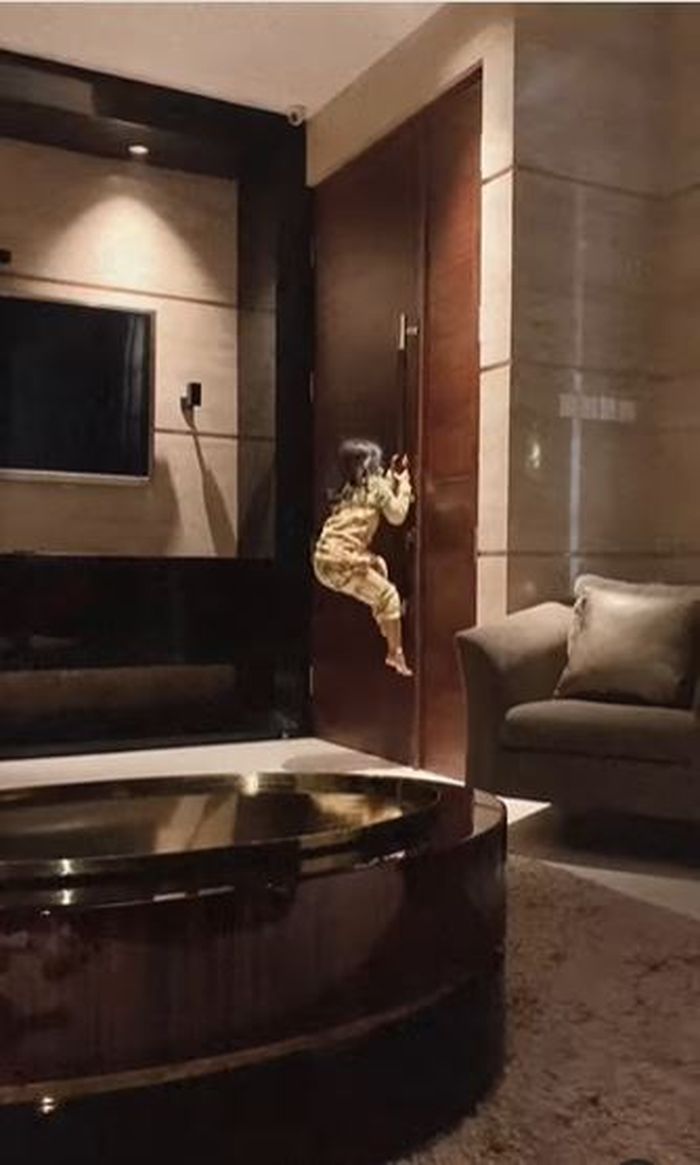 Penampakan ruang televisi di rumah Meisya Siregar dan Bebi Romeo yang tampak adem nan elegan 