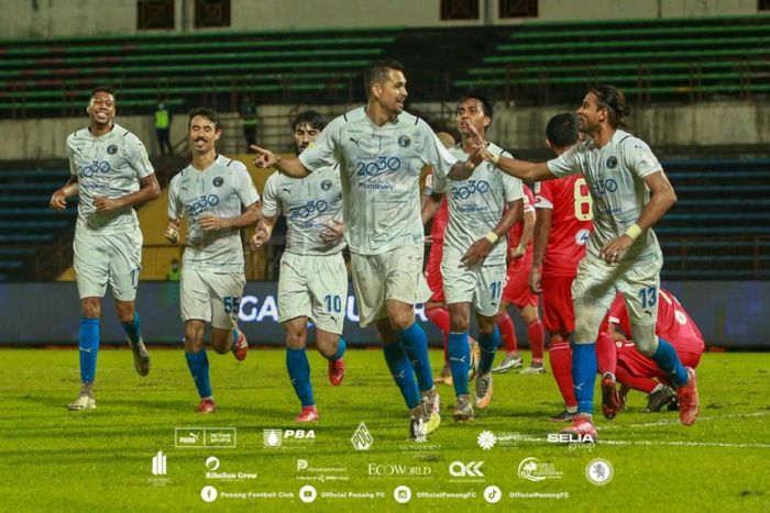 Para pemain Penang FC merayakan gol ke gawang Sabah FC dalam laga pekan ke-19 Liga Super Malaysia 2021, Minggu (22/8/2021).