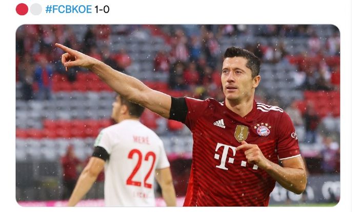 Penyerang Bayern Muenchen, Robert Lewandowski, mencetak gol ke gawang FC Koeln pada laga Liga Jerman pekan kedua di Allianz Arena, Muenchen, Jerman, Minggu (21/8/2021)