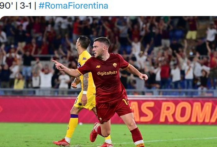 Gelandang AS Roma, Jordan Veretout, merayakan gol ke gawang Fiorentina dalam laga Liga Italia di Stadion Olimpico, Minggu (22/8/2021).