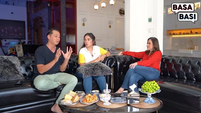 Maia saat mengobrol dengan Ussy dan Andhika