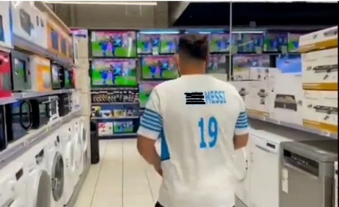 Seorang fan Marseille melakukan aksi vandalisme di sebuah toko elektronik.