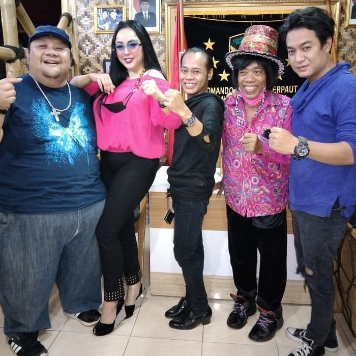 Regina dengan tampilan baru bersama rekan artis lainnya.