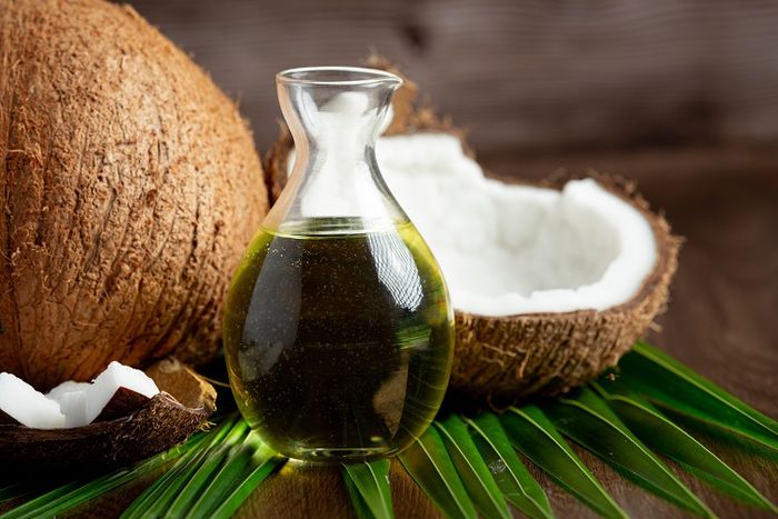 Manfaat minyak kelapa untuk menghilangkan kerutan.